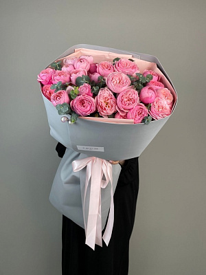 Розовые кустовые розы с эвкалиптом