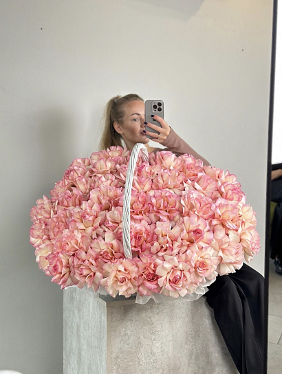 Корзина из нежной эквадорской розы