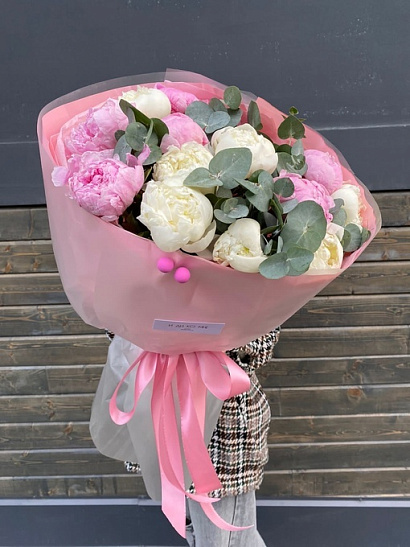 Белые и розовые пионы с эвкалиптом