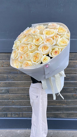 Пионовидные кремовые розы 25 шт. в белом оформлении