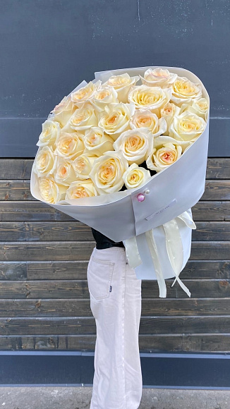 Пионовидные кремовые розы 25 шт. в белом оформлении