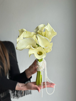 Каллы с жемчугом