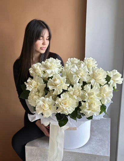 Коробка вывернутых белых роз