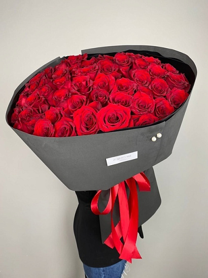 51 эквадорская роза в чёрном оформлении