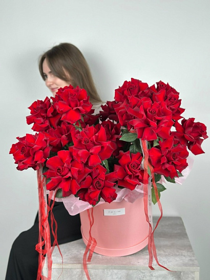 Коробка вывернутых роз с большим бутоном