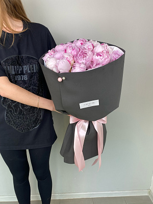 Пионы в чёрном оформлении 15 шт.