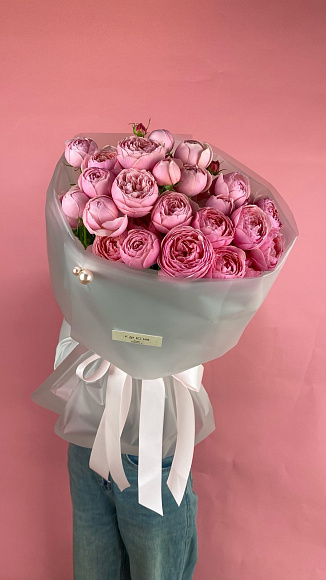 Кустовые розовые пионовидные розы в матовой плёнке