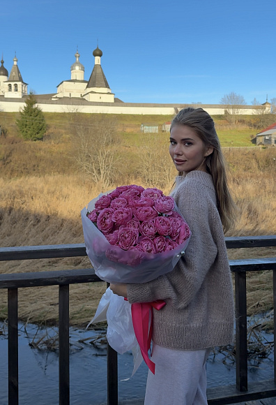 Букет малиновых кустовых пионовидных роз