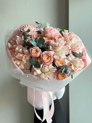 Эквадорские ажурные розы + кустовые пионовидные розы с эвкалиптом