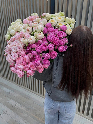 Мечта каждой девушки - охапка кустовых премиум роз