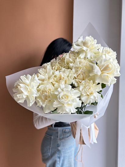 Эквадорские белые розы в минимальном оформлении