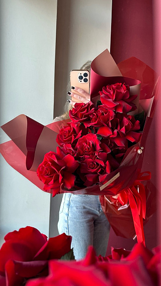 Эквадорские розы в бордо оформлении