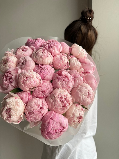 Розовые пионы в матовой пленке и в коробке