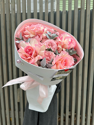 Сборный букет в нежной гамме, размер M