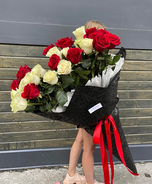 Гигант красно-белых роз 25 шт.