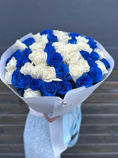 Большой букет из синих и белых эквадорских роз в белом оформлении с доставкой
